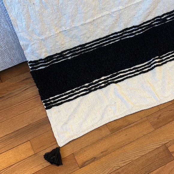 Tufted Corner Tassel Blanket- brand new - Picture 2 of 5